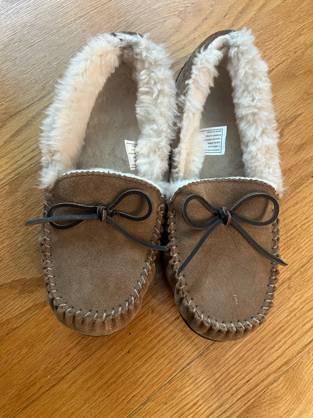ABEO Vancouver Bow Metatarsal
Brown Suede sheepskin-Lined Moccasin Slippers